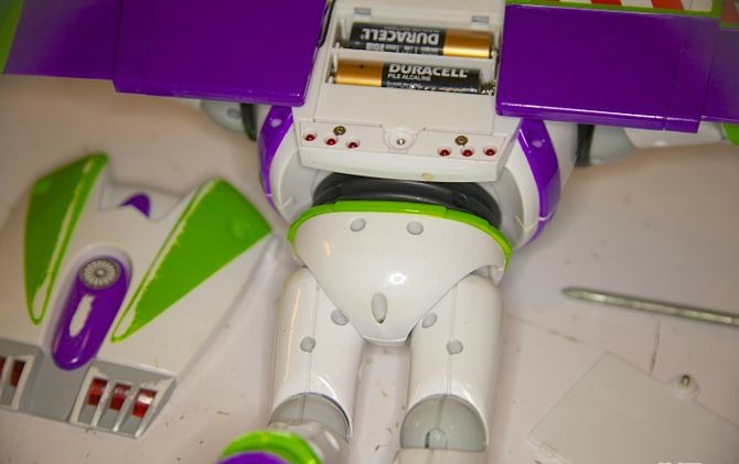 670px-Change-the-Batteries-in-a-Buzz-Lightyear-Action-Figure-Step-4